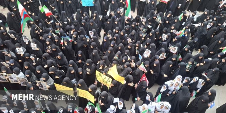 تجمع اعتراضی جامعه‌الزهرا برای حمایت از حق تحصیل بانوان آذربایجانی