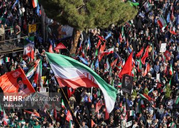پرچم ایران با افتخار در دستان مردم گنبدکاووس به اهتزاز درآمد
