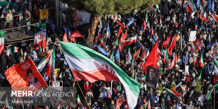 پرچم ایران با افتخار در دستان مردم گنبدکاووس به اهتزاز درآمد