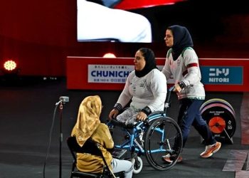 دختر پاراوزنه‌بردار ایران، نقره‌ای درخشان را به گردن آویخت