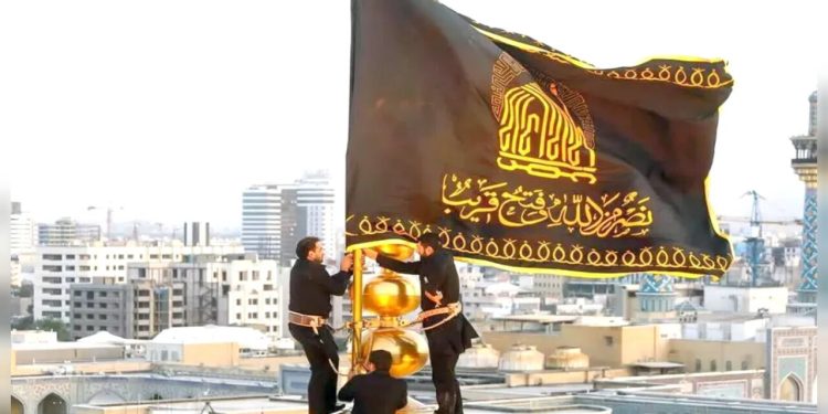 پرچم گنبد رضوی به احترام بانوی دو عالم سیاه‌پوش می‌شود