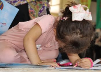 غرق در جغرافیای رنگ‌ها؛ وقتی جهانِ بیرون فراموش می‌شود